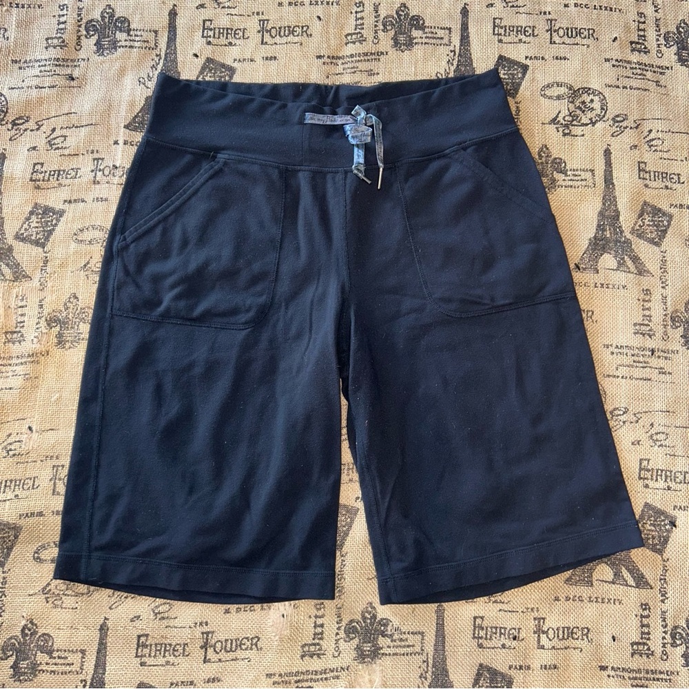Lululemon Black Wide Leg Capris Yoga Shorts Pants Size 6
Good Condition